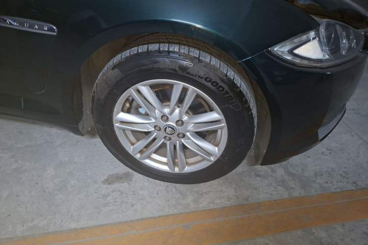 Used Jaguar XF 2013 XF 2.0T Luxury Edition Right Front Wheel Hub