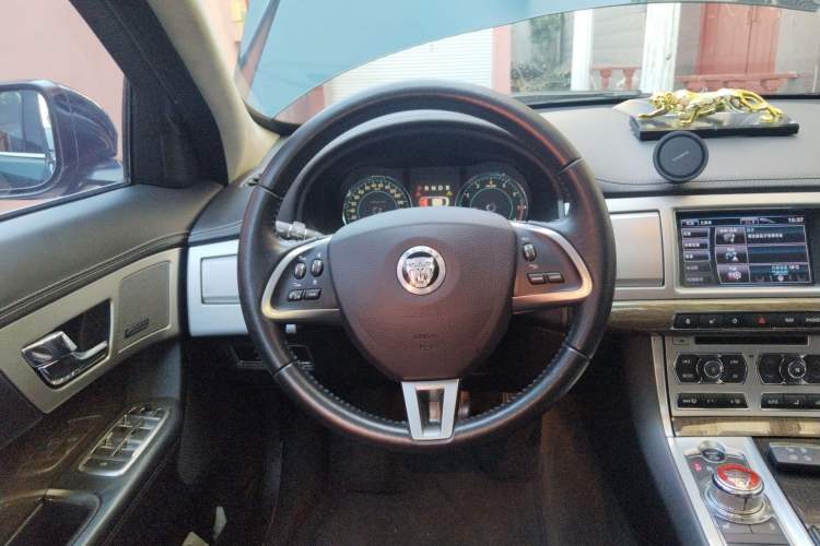 Used Jaguar XF 2013 XF 2.0T Luxury Edition Steering Wheel