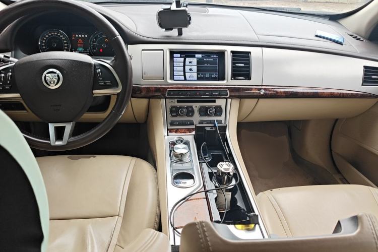 Used Jaguar XF 2013 XF 2.0T Luxury Edition Center Console