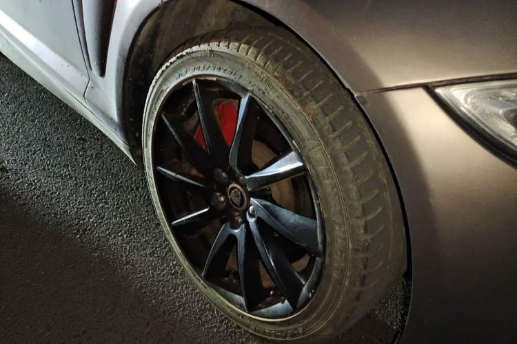 Used Jaguar XF 2013 XF 3.0 SC Prestige Edition Right Front Wheel Hub