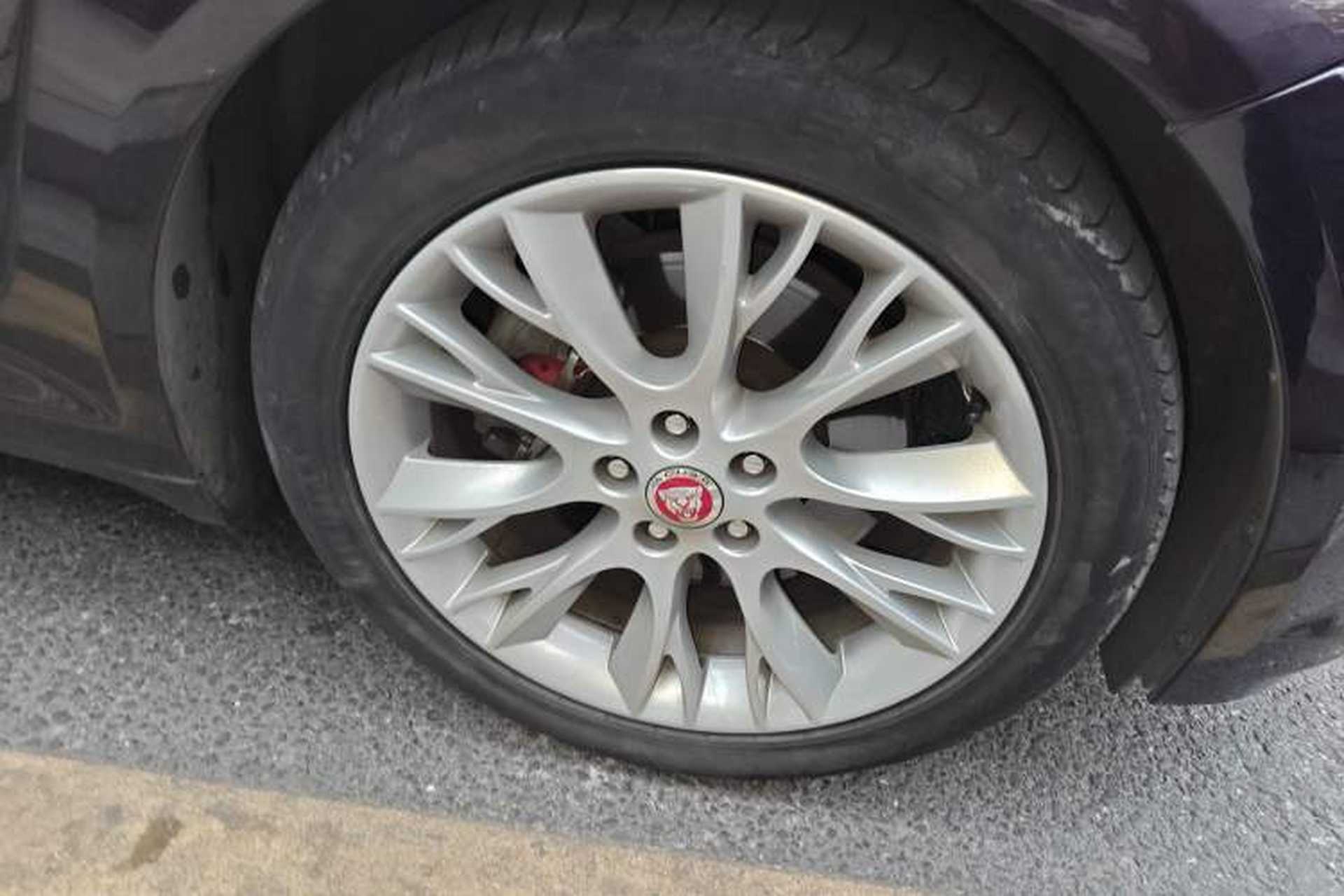 Used Jaguar XF 2013 XF 2.0T Cambridge Limited Edition Right Front Wheel Hub