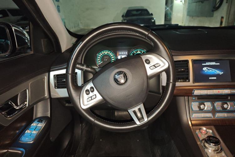 Used Jaguar XF 2013 XF 2.0T Cambridge Limited Edition Steering Wheel