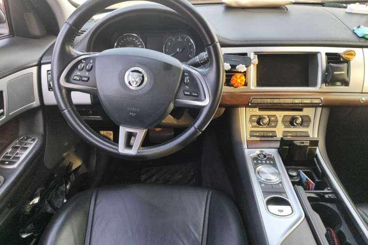 Used Jaguar XF 2013 XF 2.0T Luxury Edition Steering Wheel