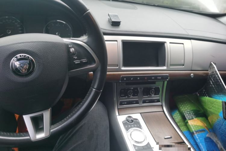 Used Jaguar XF 2013 XF 2.0T Luxury Edition Center Console