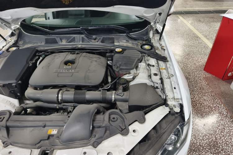 Used Jaguar XF 2013 XF 2.0T Luxury Edition Engine Bay Left