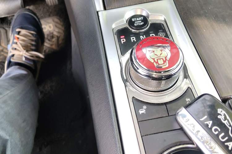 Used Jaguar XF 2013 XF 2.0T Luxury Edition Gear Lever