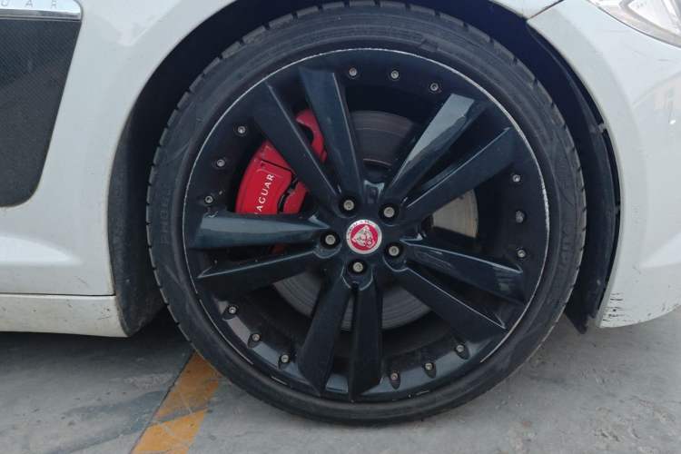 Used Jaguar XF 2013 XF 3.0 SC Prestige Edition Right Front Wheel Hub