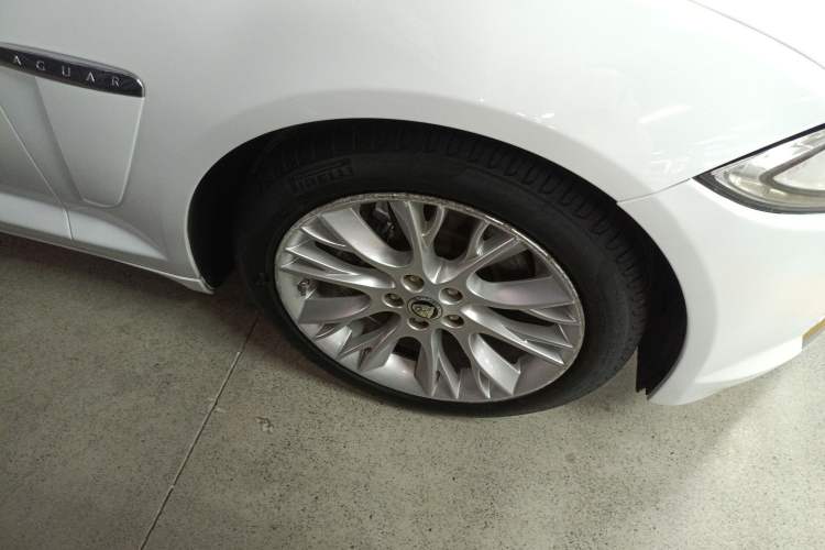 Used Jaguar XF 2013 XF 2.0T Cambridge Limited Edition Right Front Wheel Hub