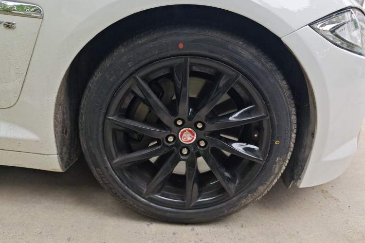 Used Jaguar XF 2013 XF 3.0 SC Prestige Edition Right Front Wheel Hub