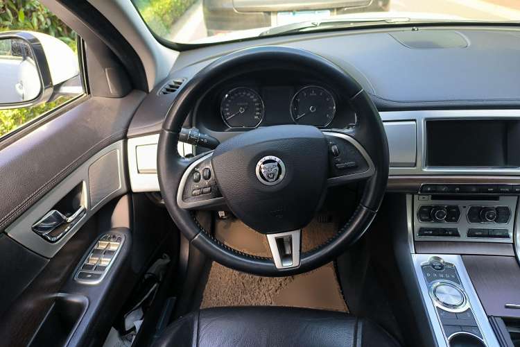 Used Jaguar XF 2013 XF 3.0 SC Prestige Edition Steering Wheel