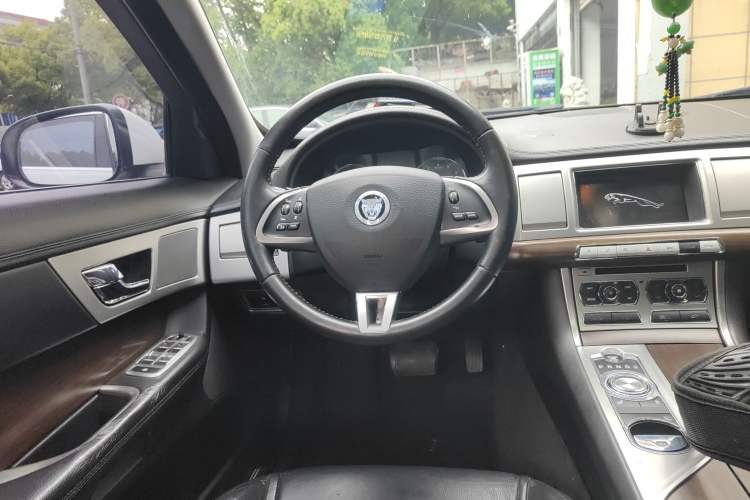 Used Jaguar XF 2013 XF 2.0T Luxury Edition Steering Wheel