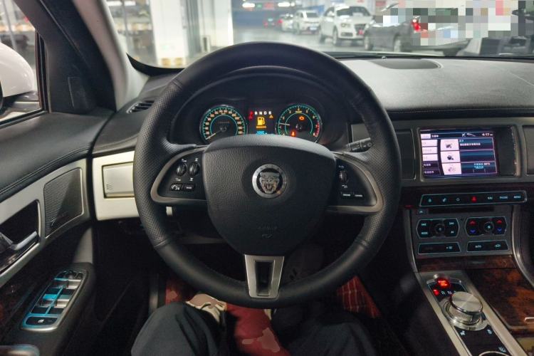 Used Jaguar XF 2013 XF 2.0T Luxury Edition Steering Wheel