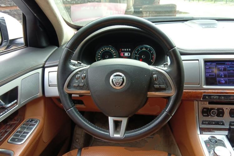 Used Jaguar XF 2013 XF 2.0T Luxury Edition Steering Wheel
