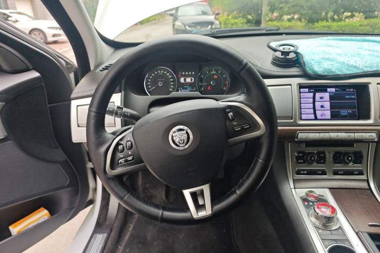 Used Jaguar XF 2013 XF 3.0 SC Prestige Edition Steering Wheel