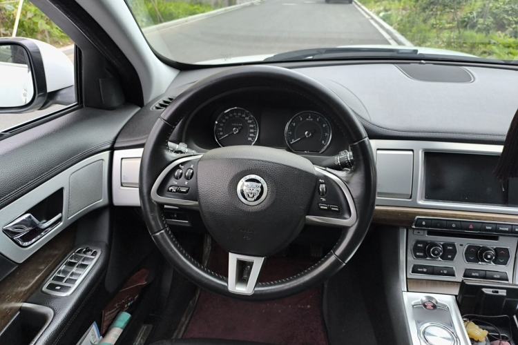 Used Jaguar XF 2013 XF 2.0T Luxury Edition Steering Wheel