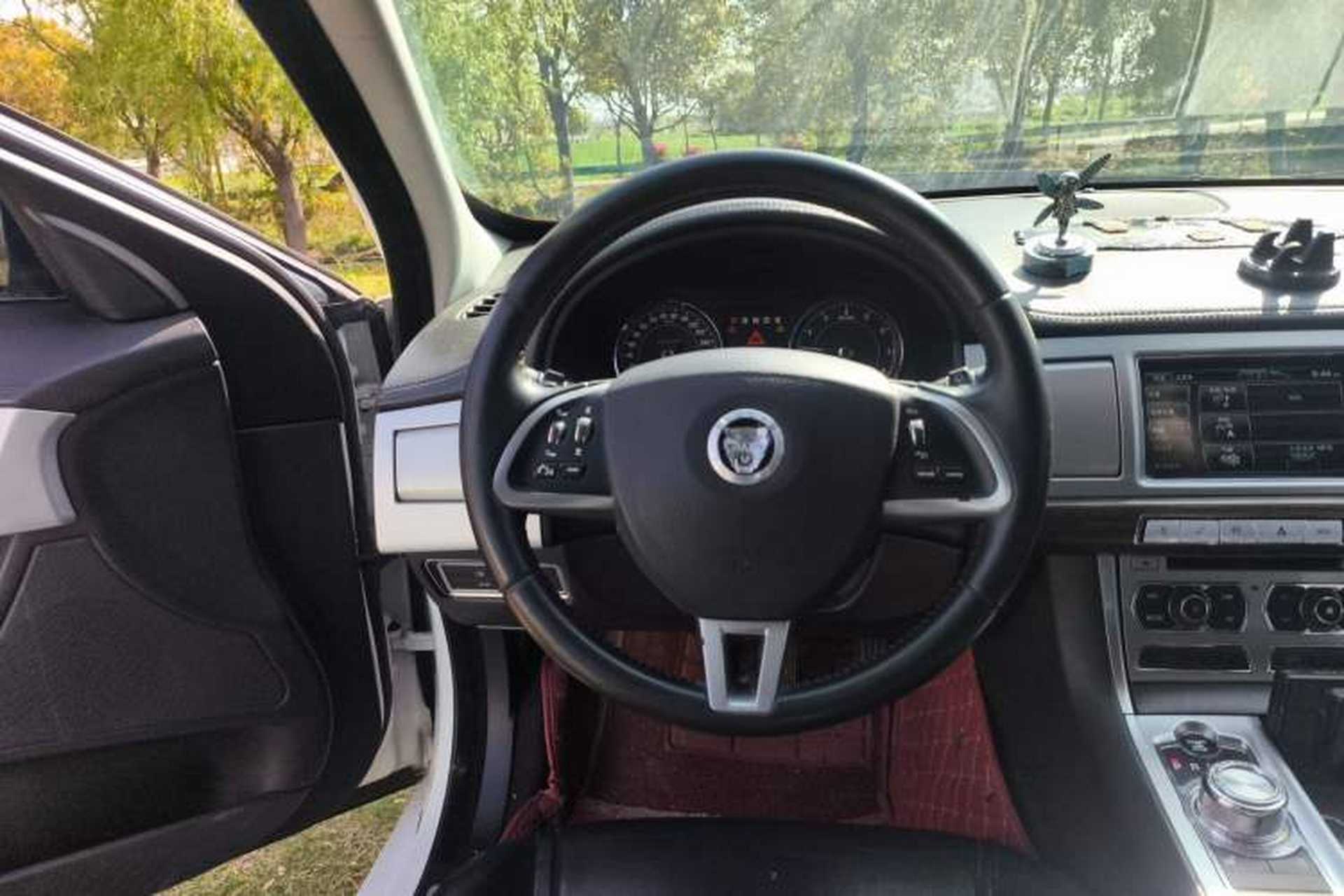 Used Jaguar XF 2013 XF 2.0T Luxury Edition Steering Wheel