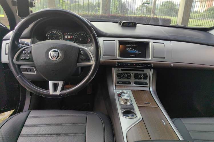 Used Jaguar XF 2014 XF 3.0 SC Luxury Edition Center Console