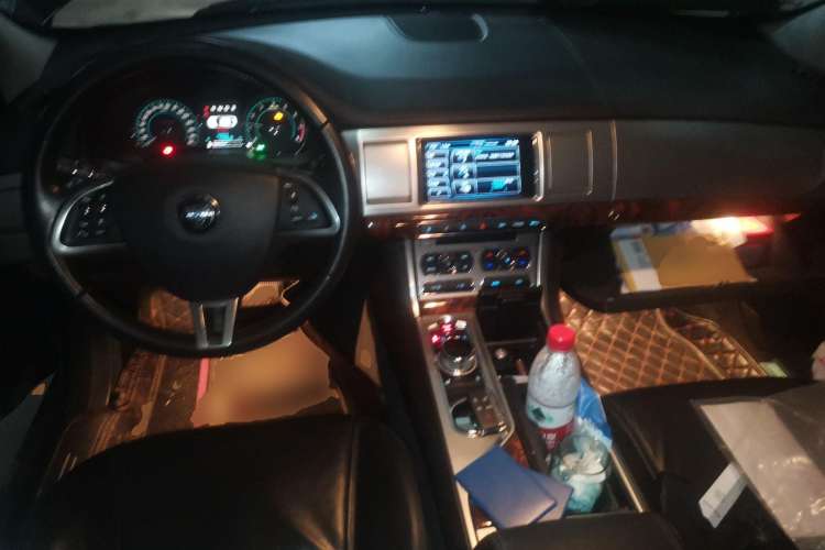 Used Jaguar XF 2014 XF 2.0T Luxury Edition Center Console