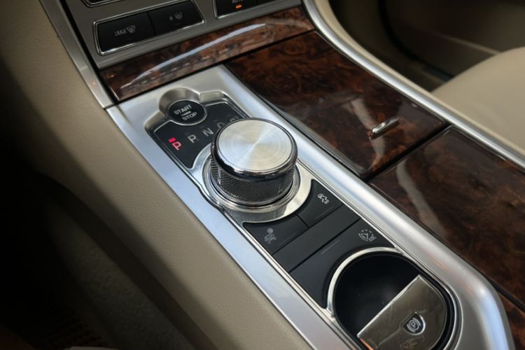 Used Jaguar XF 2014 XF 2.0T Luxury Edition Gear Lever