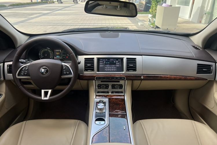 Used Jaguar XF 2014 XF 2.0T Luxury Edition Interior 1