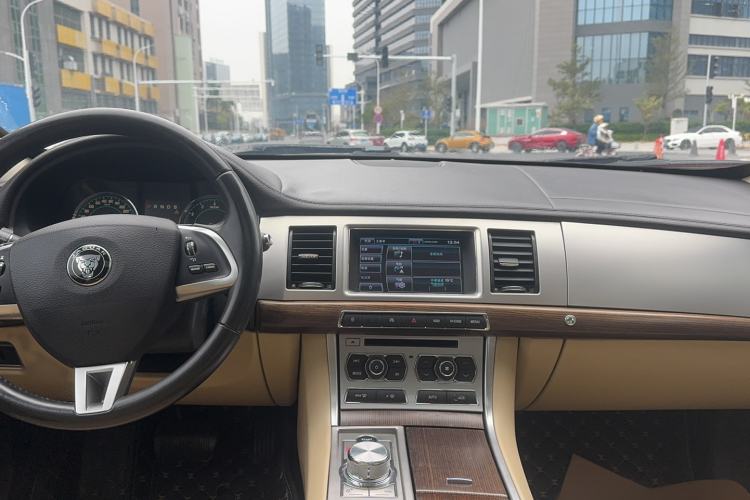 Used Jaguar XF 2014 XF 2.0T Prestige Edition Interior 4