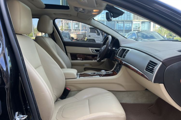 Used Jaguar XF 2014 XF 2.0T Luxury Edition Right Front Seat