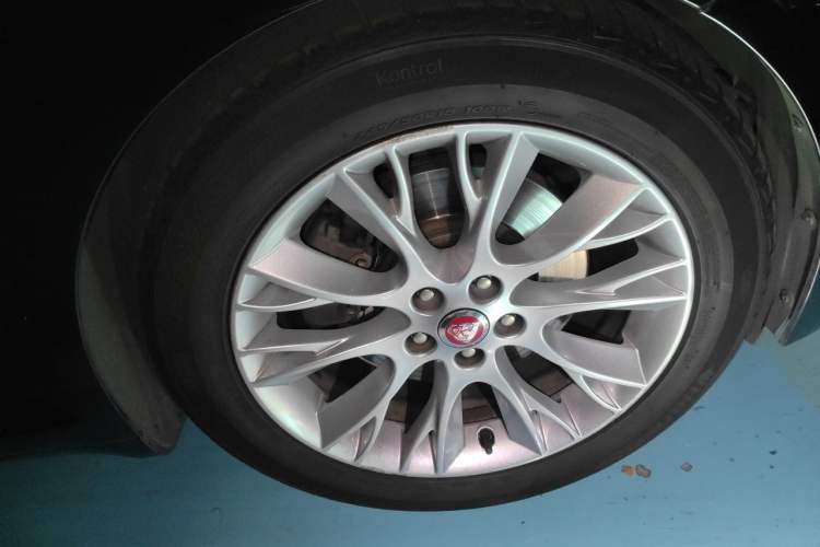 Used Jaguar XF 2014 XF 2.0T Luxury Edition Right Front Wheel Hub