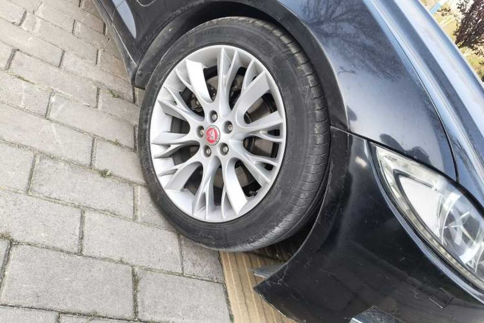 Used Jaguar XF 2014 XF 2.0T Luxury Edition Right Front Wheel Hub