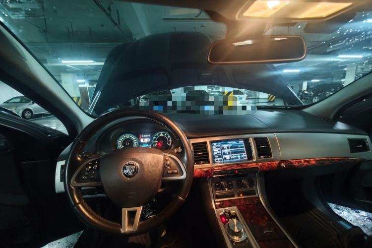 Used Jaguar XF 2014 XF 2.0T Luxury Edition Center Console
