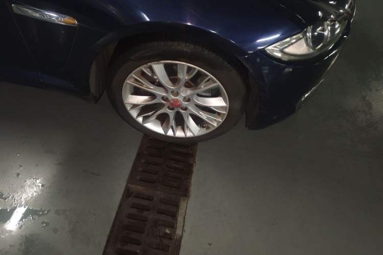 Used Jaguar XF 2014 XF 2.0T Luxury Edition Right Front Wheel Hub