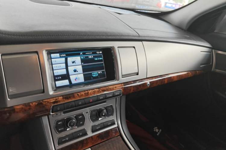Used Jaguar XF 2014 XF 2.0T Luxury Edition Audio And AC Panel