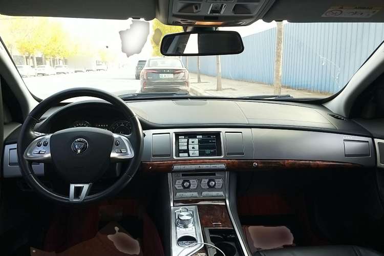 Used Jaguar XF 2014 XF 2.0T Luxury Edition Center Console