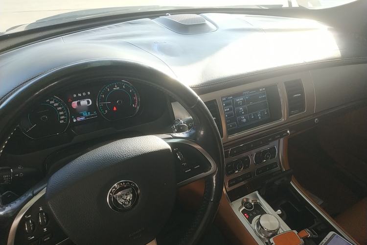Used Jaguar XF 2014 XF 2.0T Luxury Edition Center Console