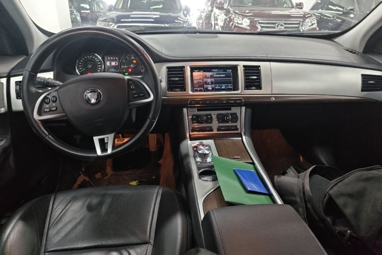 Used Jaguar XF 2014 XF 2.0T Prestige Edition Center Console