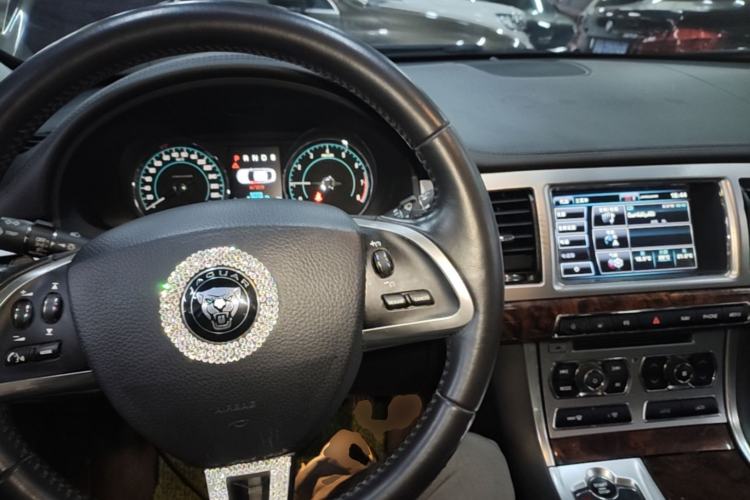 Used Jaguar XF 2014 XF 2.0T Luxury Edition Center Console