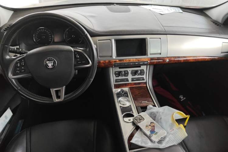 Used Jaguar XF 2014 XF 2.0T Luxury Edition Center Console