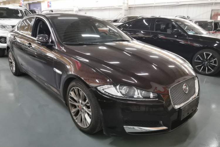 Used Jaguar XF 2014 XF 2.0T Luxury Edition Front Right 45 Deg
