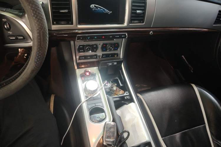 Used Jaguar XF 2014 XF 3.0 SC Luxury Edition Gear Lever