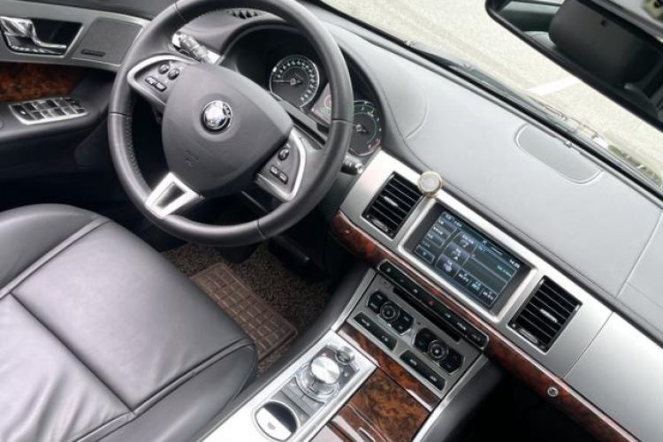 Used Jaguar XF 2014 XF 2.0T Luxury Edition Interior 1