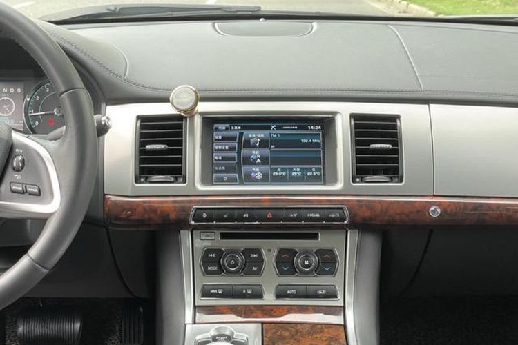 Used Jaguar XF 2014 XF 2.0T Luxury Edition Interior 4