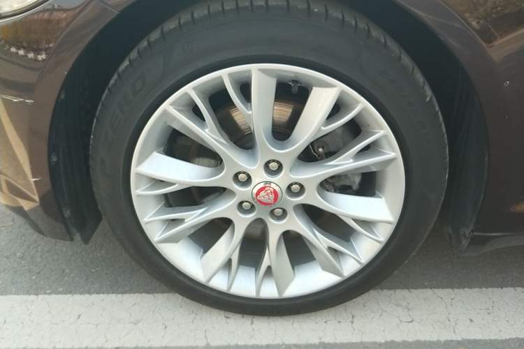 Used Jaguar XF 2014 XF 2.0T Luxury Edition Left Front Wheel Hub