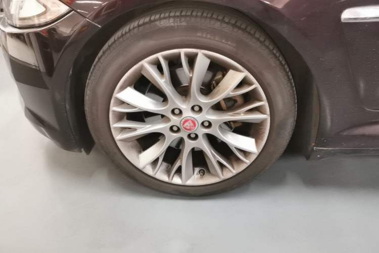 Used Jaguar XF 2014 XF 2.0T Luxury Edition Left Front Wheel Hub