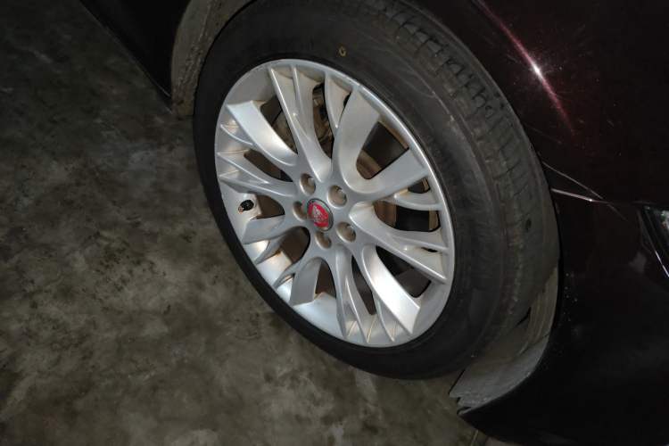 Used Jaguar XF 2014 XF 2.0T Luxury Edition Right Front Wheel Hub