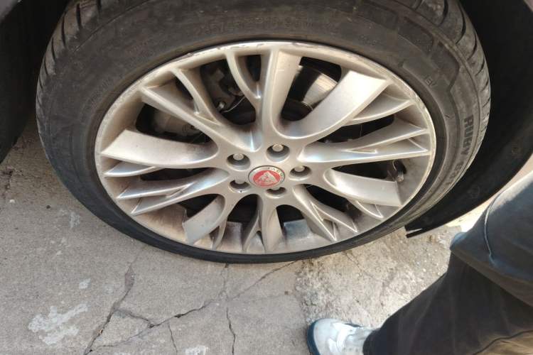 Used Jaguar XF 2014 XF 2.0T Luxury Edition Right Front Wheel Hub