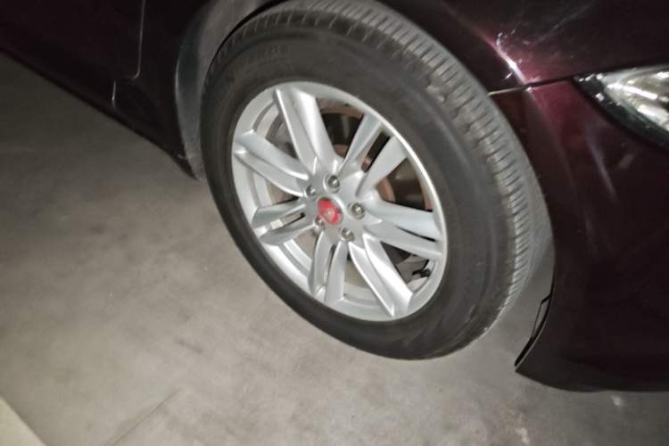 Used Jaguar XF 2014 XF 2.0T Prestige Edition Right Front Wheel Hub