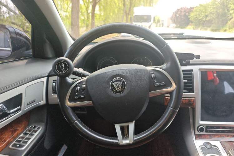 Used Jaguar XF 2014 XF 2.0T Luxury Edition Steering Wheel