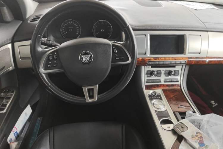 Used Jaguar XF 2014 XF 2.0T Luxury Edition Steering Wheel