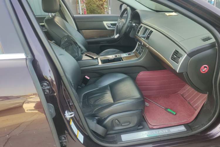 Used Jaguar XF 2014 XF 2.0T Prestige Edition Right Front Seat