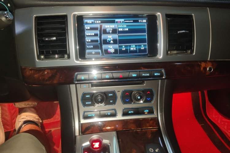 Used Jaguar XF 2014 XF 2.0T Luxury Edition Audio And AC Panel