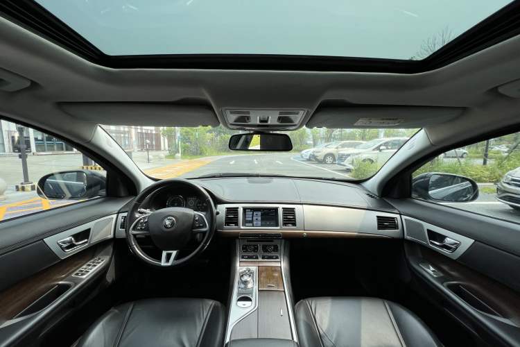 Used Jaguar XF 2014 XF 2.0T Prestige Edition Center Console